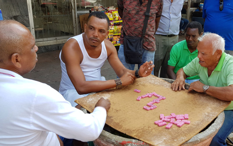 Dominospieler am Straßenrand