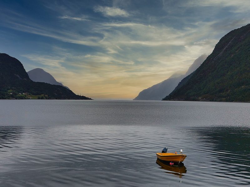 https://pixabay.com/de/photos/fjord-wasser-berge-nordfjord-110133/